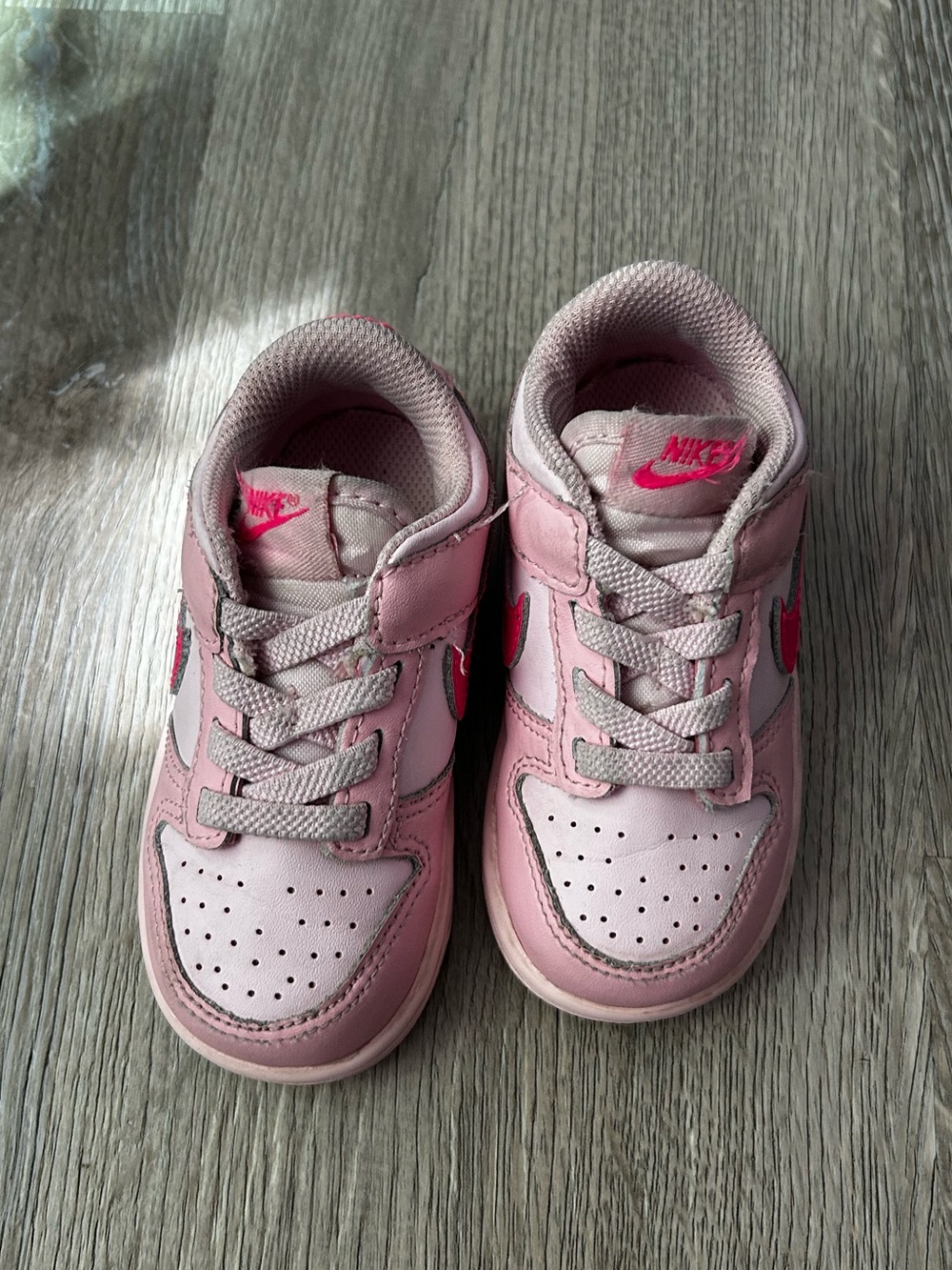 Nike Girls Pink and Hot Pink Low-Top Sneakers